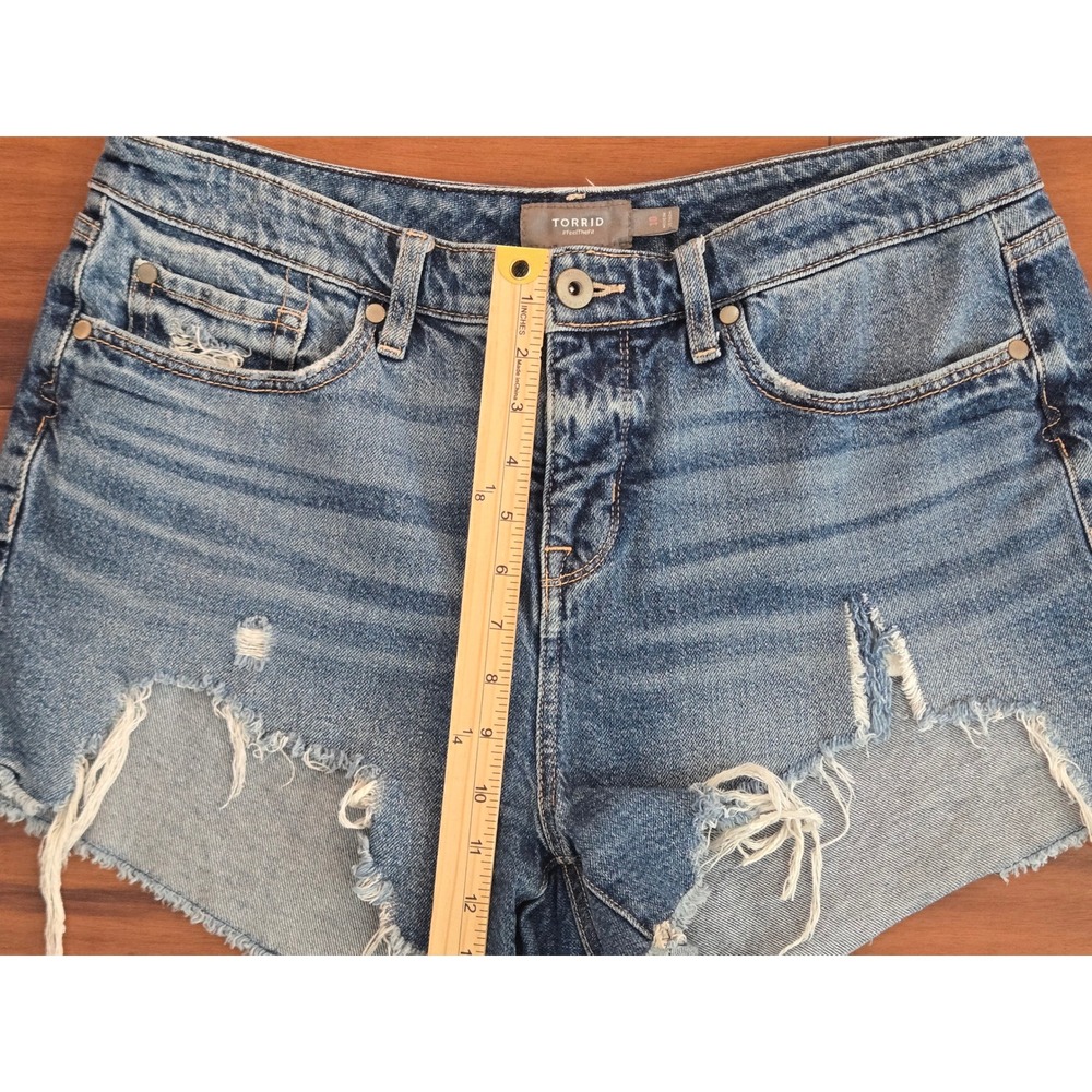 Torrid Perfect Fit Distressed Denim Shorts Medium Wash Frayed Hem 17223325 Sz 10 - Picture 4 of 8